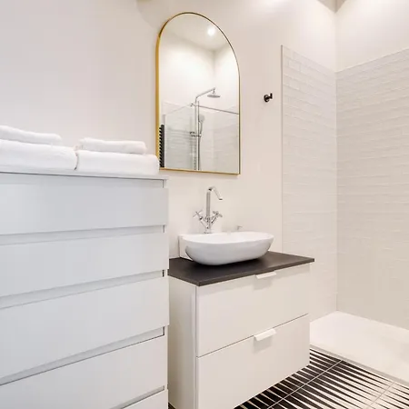 Just Urban - Chic & Stylish In Center - 1 Min M2 Metro Apartment